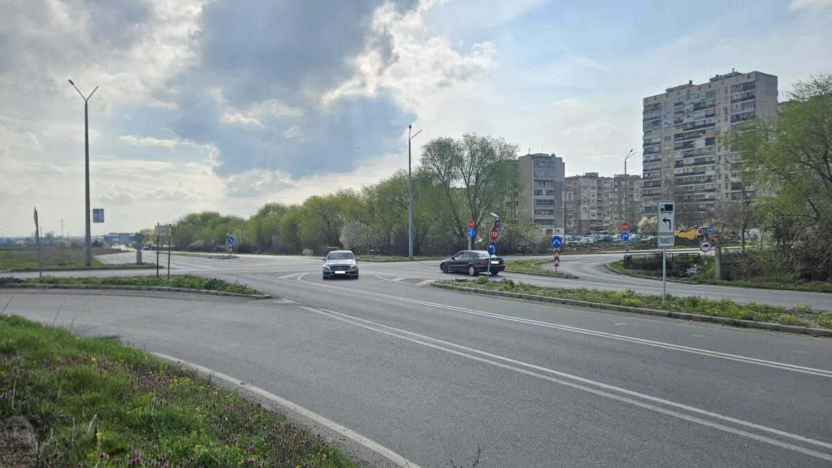 предприема мерки за повишаване на безопасността при движение в кръстовището