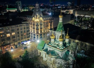 Новото осветление около храмовете в София