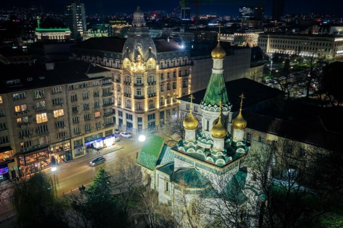 Новото осветление около храмовете в София Новото осветление около храмовете в София