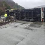 От последния час: Обърнат тир блокира движението по АМ „Хемус“ край тунелите „Витиня“ и „Топли дол“ Обърнат тир