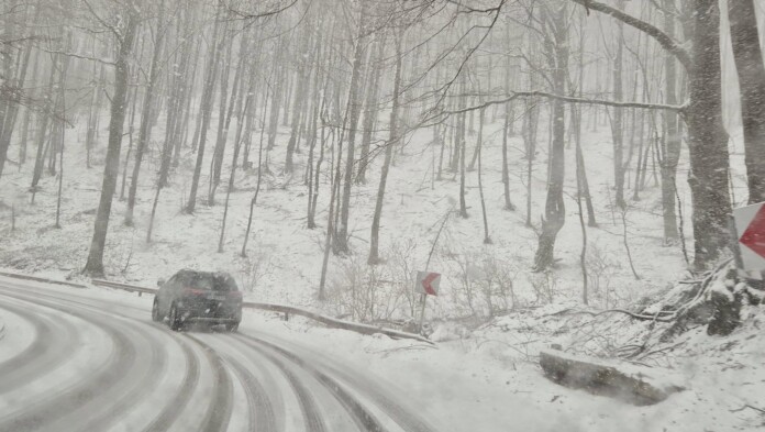Сняг при Шипченски проход Сняг при Шипченски проход