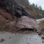 Огромно свлачище затвори пътя между Белица и Загражден Свлачище