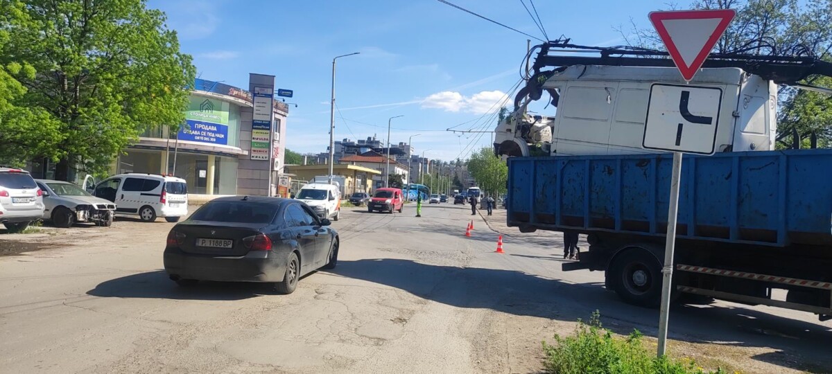 Пътнотранспортно произшествие прекъсна днес електрозахранването на част от тролейбусната мрежа