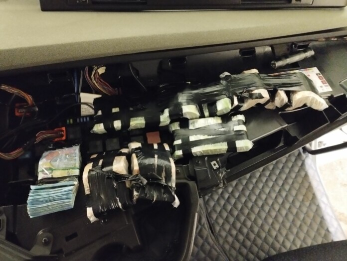 Над 100 000 недекларирани евро, във въздуховода на арматурното табло на камион