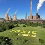 Активисти на „Грийнпийс“ – България разпъват огромен надпис TOXIC пред ТЕЦ „Бобов дол“ (ВИДЕО) Акцията на "Грийпийс" край ТЕЦ "Бобов дол"