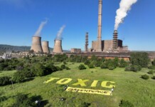 Активисти на „Грийнпийс“ – България разпъват огромен надпис TOXIC пред ТЕЦ „Бобов дол“ (ВИДЕО) Акцията на "Грийпийс" край ТЕЦ "Бобов дол"