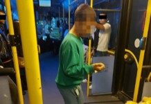 Детето, държащо билети