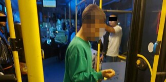 Детето, държащо билети