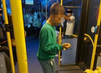 Детето, държащо билети