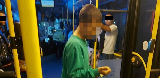 Детето, държащо билети