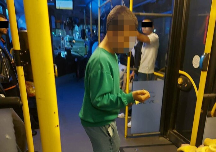 Детето, държащо билети Детето, държащо билети