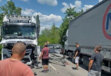 Смачкан автомобил между два тира блокира пътя между Славотин и Смирненски Катастрофа