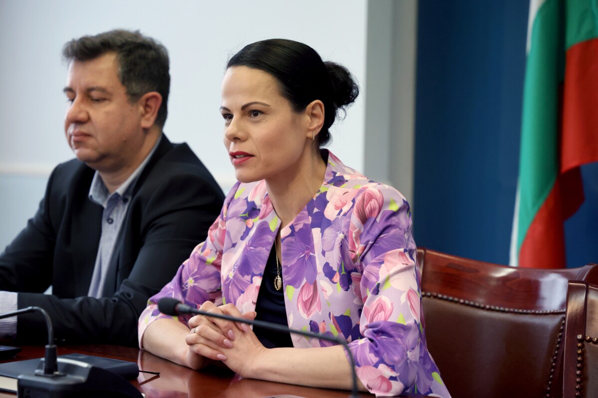 Министърът на здравеопазването и директорът на дирекция Обществено здраве Илия