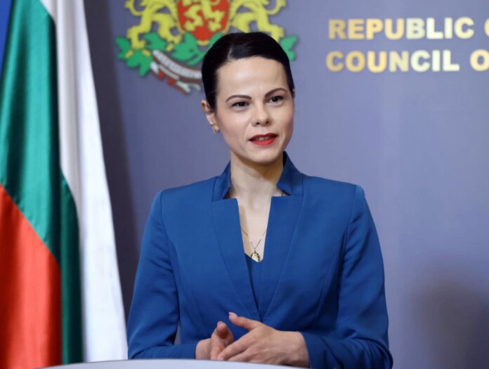 Министър Ивкова: Въпреки тежкото наследство здравната система работи Министър Катя Ивкова