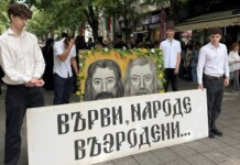 Хиляди изпълниха центъра на Бургас за 24 май: Ученици поведоха празничното шествие Хиляди изпълниха центъра на Бургас за 24 май: Ученици поведоха празничното шествие