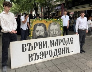 Хиляди изпълниха центъра на Бургас за 24 май: Ученици поведоха празничното шествие