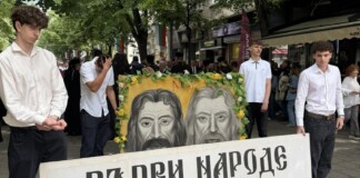Хиляди изпълниха центъра на Бургас за 24 май: Ученици поведоха празничното шествие