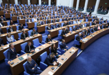 Как бивши депутати и партийни кадри се върнаха в НС през „задния вход“? Депутати