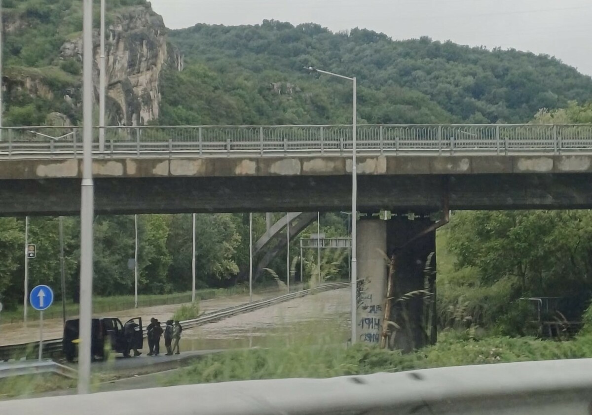 Временно е ограничено движението при км 106 на път I 5