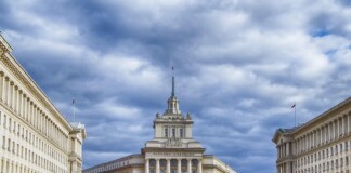 Триъгълникът на властта