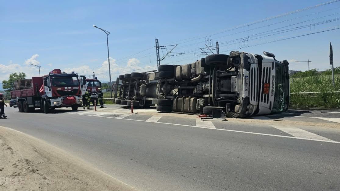 Цистерна се е обърнала на ключова пътна отсечка в Пловдив