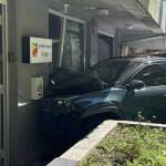 Автомобил се заби във фасадата на дентална клиника в София Автомобил се заби във фасадата на дентална клиника в София