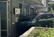 Автомобил се заби във фасадата на дентална клиника в София