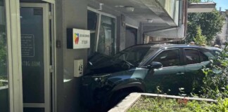 Автомобил се заби във фасадата на дентална клиника в София