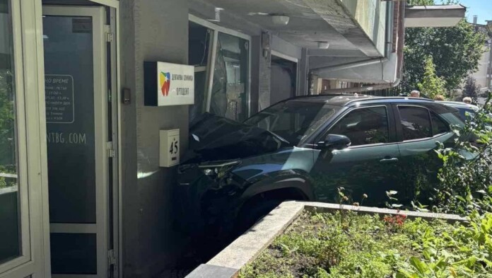 Автомобил се заби във фасадата на дентална клиника в София