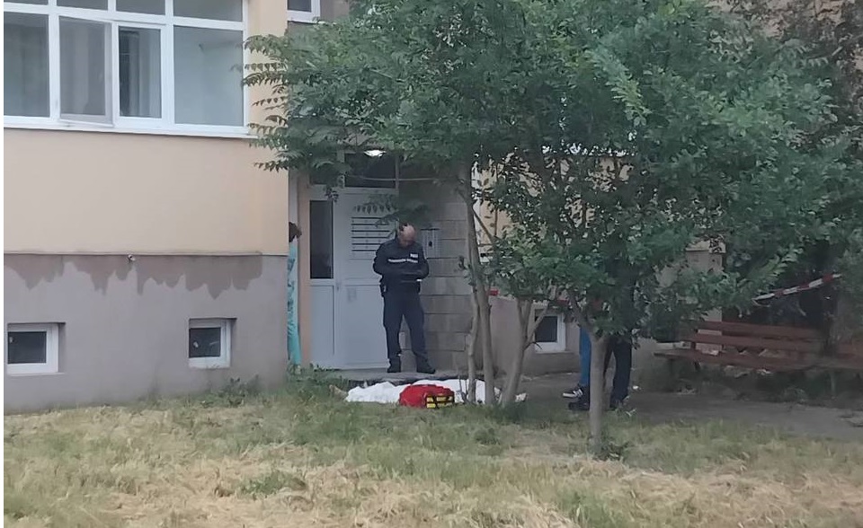 74 годишен мъж е бил намерен мъртъв пред жилищен блок