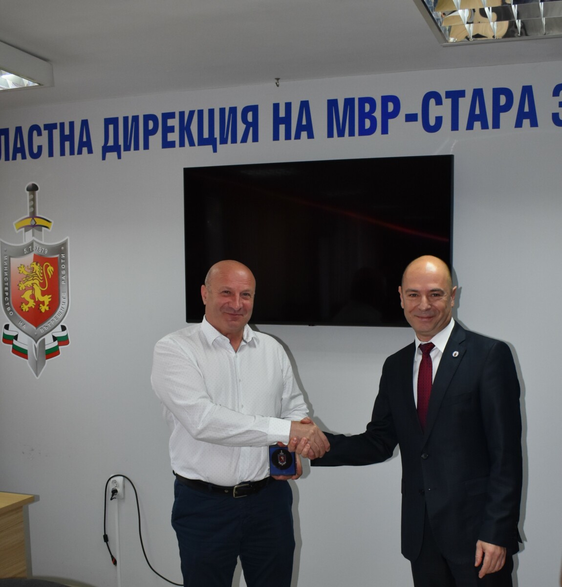 За безукорно поведение постигнати трайни резултати от служебната работа и