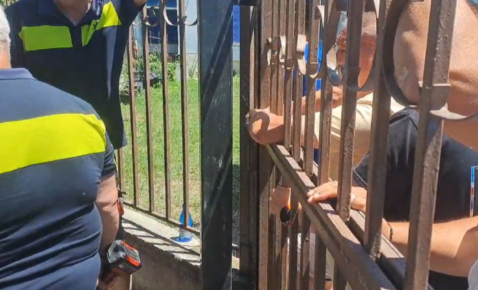 Ново напрежение в „Слънчев бряг“: Опитват се да влязат в имот на Венелин Ташев с полиция! (ВИДЕО) Напрежението в "Слънчев бряг"