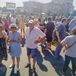За втори път за година жители на кв. „Сарафово“ излязоха на протест заради забавени ремонти и липсата на паркоместа Протест в кв. "Сарафово"