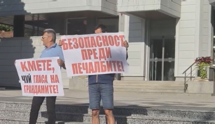 Жители на Свищов с автошествие: Протестираха срещу подстанции до домовете им и свлачище (ВИДЕО) Протест в Свищов