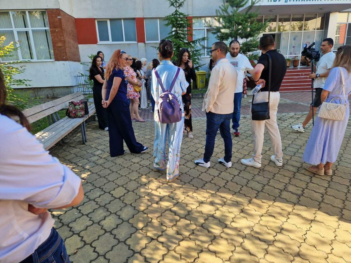 Родителите на ученици в НБУ Михаил Лакатник в Бургас излязоха