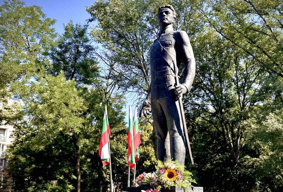 Пред паметника на Васил Левски в Парка на възрожденците днес