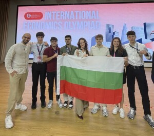 Всички ученици от българския отбор се върнаха с медали от Международната олимпиада по икономика в Китай 1 Българският отбор