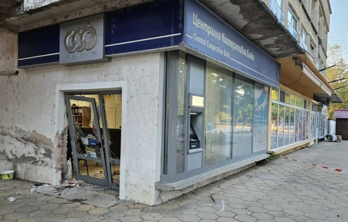 Зрелищен опит за кражба от банкомат във Вълчедръм