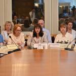 Ще има ли пари за редовно изплащане на пенсии, майчинство, безработица? Министър Ефремова дава отговор Наталия Ефремова на заседанието на бюджетната комисия