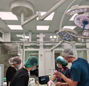 С 12-часова операция в УМБАЛ - Бургас възстановиха челюстта на възрастна жена с кост от таза 1 Операцията