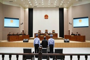 Смъртна присъда заради корупция в Китай: Държавен служител е взел подкупи за около 325 млн. долара 1 Осъденият Ян Юлин в съда