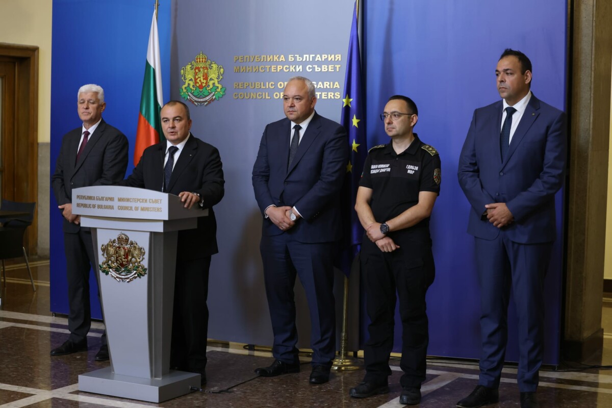 предприема превантивни мерки за ограничаване на риска от пожари през