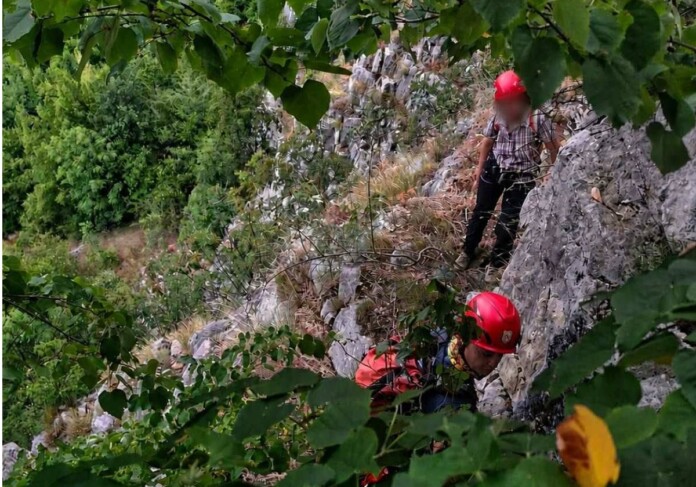 Планински спасител с жената Планински спасители помогнаха на жена, попаднала в опасен терен край Вазовата екопътека