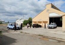 Полицейските служители пред склада