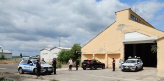 Полицейските служители пред склада