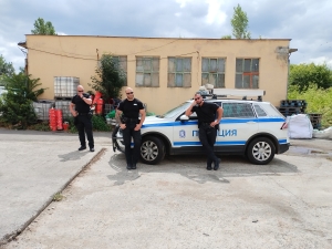 Полицейските служители пред склада