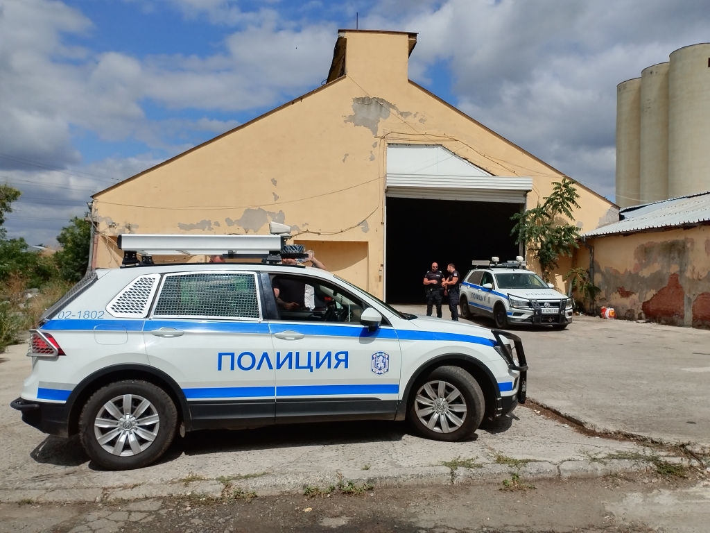 Полицейските служители пред склада