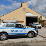Полицаи препятстват законно прибиране на земеделска продукция от склад в Бургас! По чия заповед действат? Полицейските служители пред склада