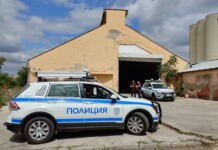 Полицейските служители пред склада