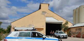 Полицейските служители пред склада